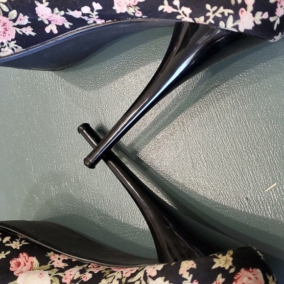 5" FLOWER STELLETO HEALS.  Pink floral print on black fabric. Charlotte Ross. 5. - Picture 7 of 12